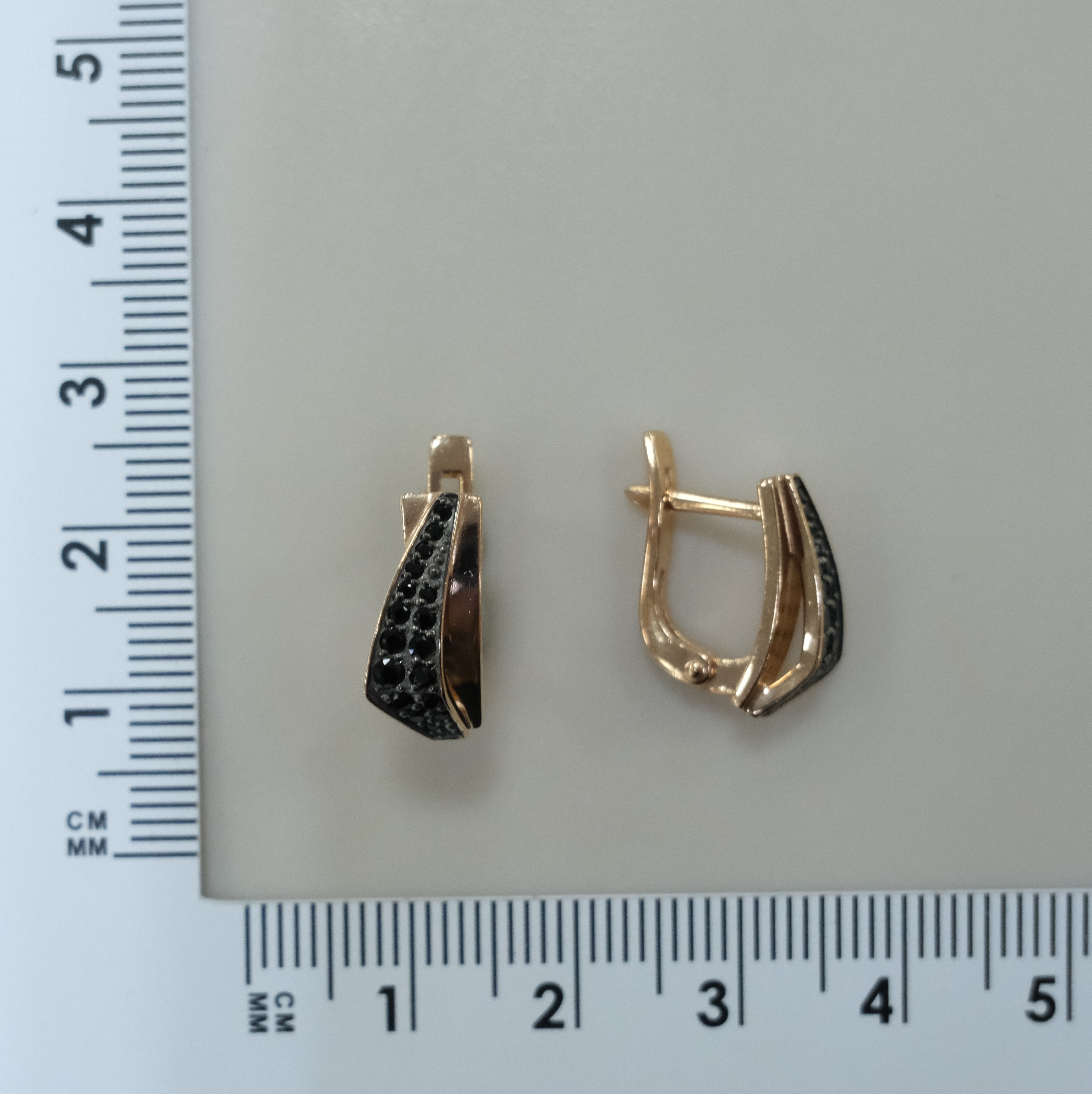 Серебряные серьги со шпинелью